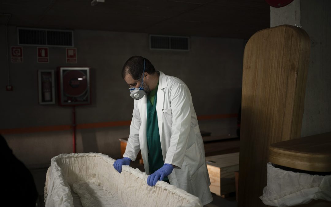 Coffins in the parking lot: A Spanish funeral home copes