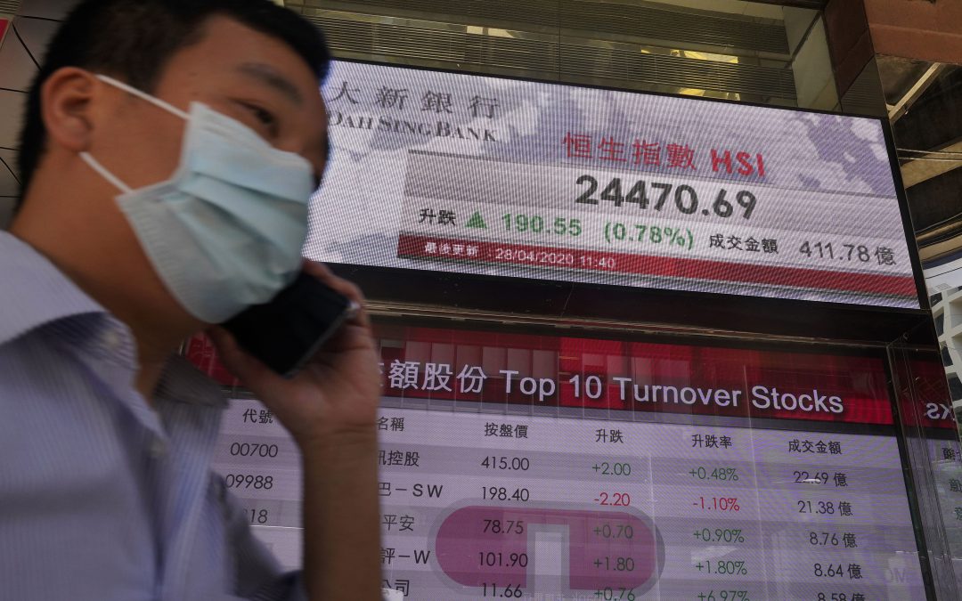 Slumping tech favorites pull major US stock indexes lower