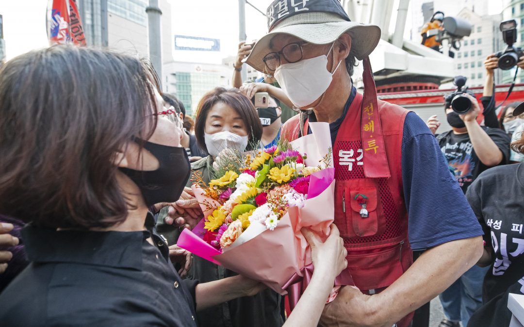 Fired Samsung worker ends tower protest following apology