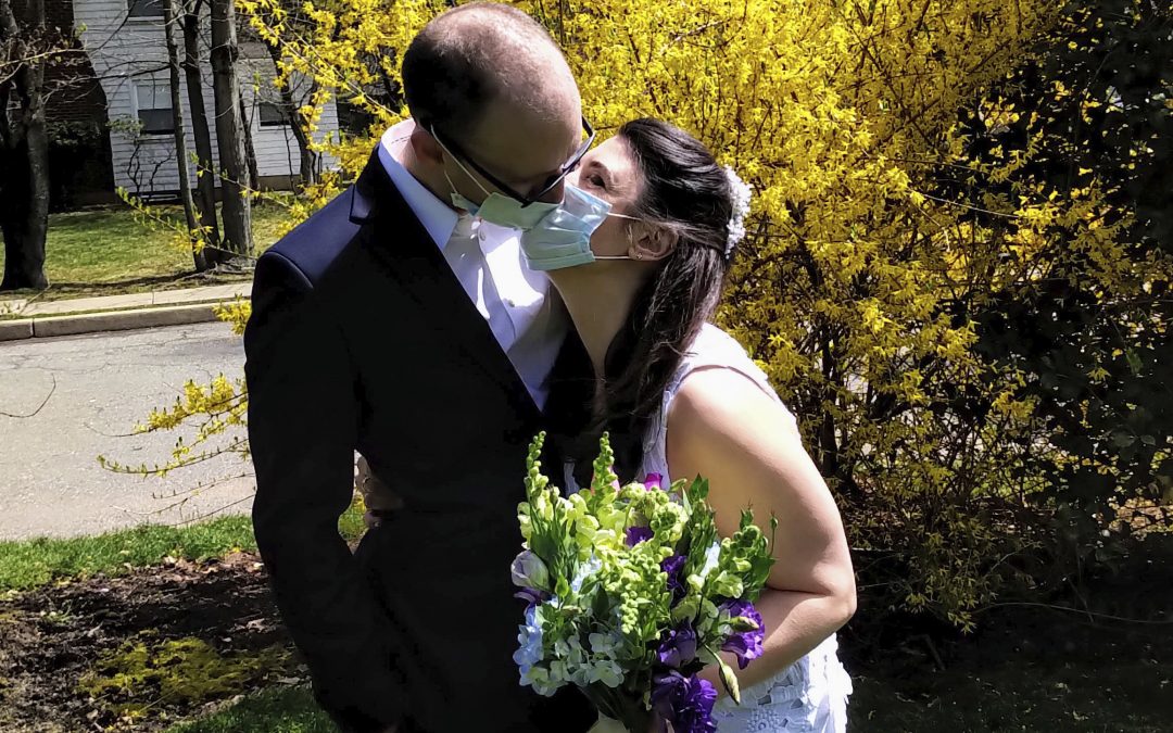 Couples turn to `minimonies’ to salvage wedding plans